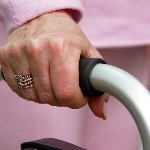 Poignée ergonomique du cadre de marche pliant 2 roues, prise en main sécurisée pour personne âgée