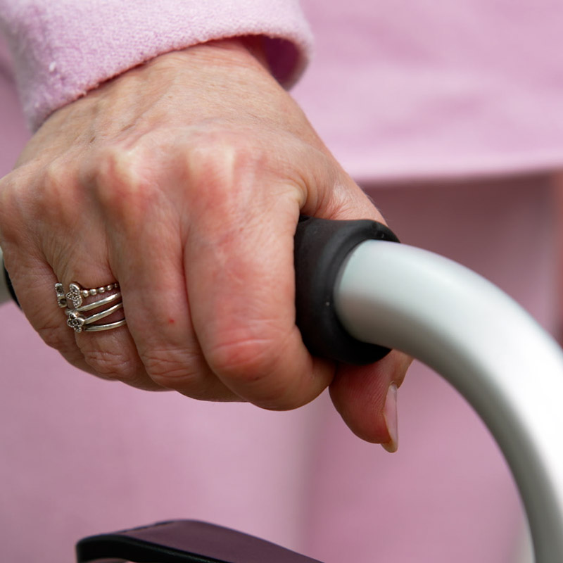 Poignée ergonomique du cadre de marche pliant 2 roues, prise en main sécurisée pour personne âgée