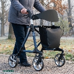 Senior marchant avec le rollator Magnus bleu cobalt dans un parc en automne - réf. 826322COBALT