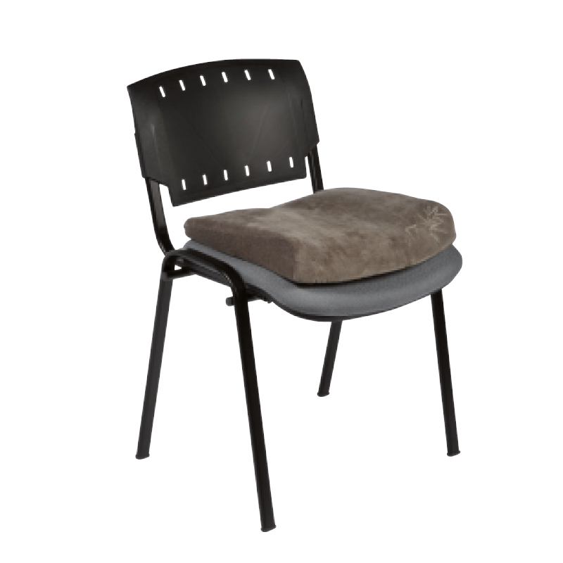 Coussin confort Vegelya posé sur une chaise pour une meilleure posture assise