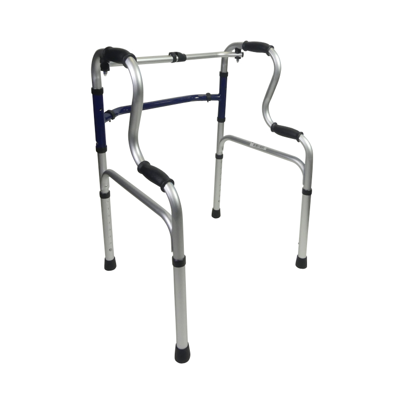 Notre cadre de marche dispose de 2 poignées aidant l'usager à se relever facilement