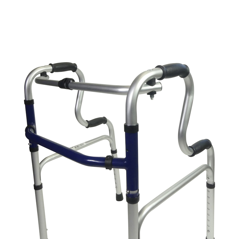 Notre cadre de marche releveur pliant se règle en largeur pour s'adapter à tous les usagers