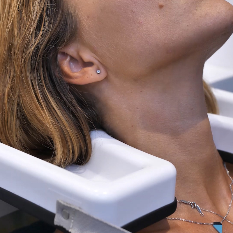 Détail au niveau du cou du plateau lave-tête pour fauteuil