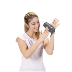 Utilisation du rouleau de massage et de réflexologie pour un massage des mains - réf. 842021
