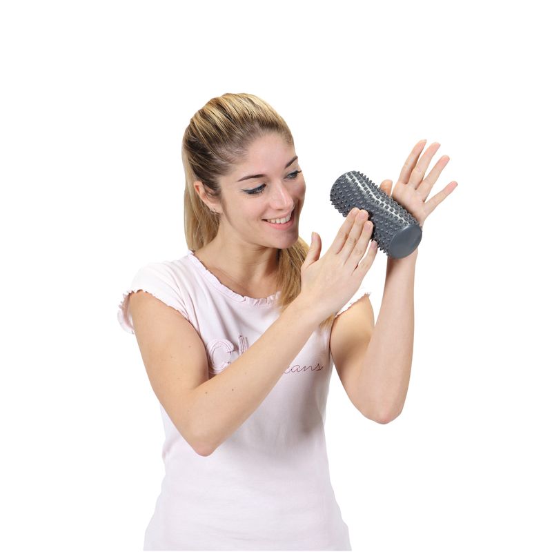 Utilisation du rouleau de massage et de réflexologie pour un massage des mains - réf. 842021