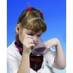 Enfant buvant seul avec la tasse inclinée Handycup transparente