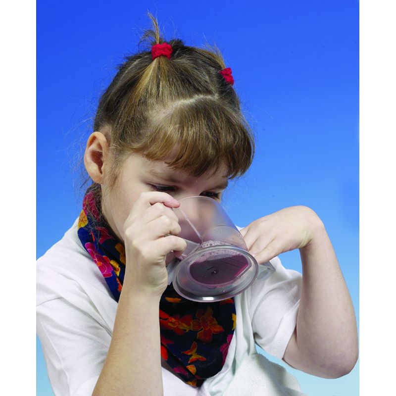 Enfant buvant seul avec la tasse inclinée Handycup transparente