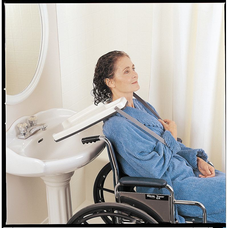 Comment transferer une personne dans un fauteuil roulant sur le lit / WC ?