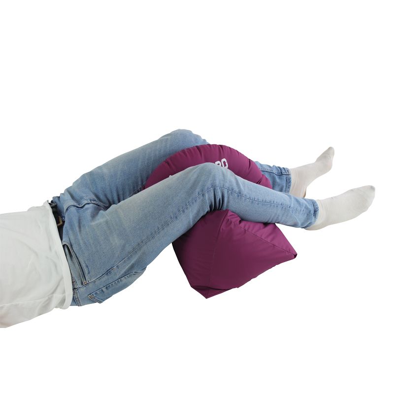 Coussin triangulaire et plot amovible pour support de jambes